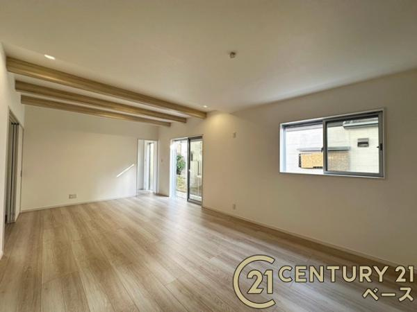 桜井市粟殿 ３号地 ／一戸建の居間・リビング|■現地撮影写真■大きな窓から柔らかい光が射し込みます！