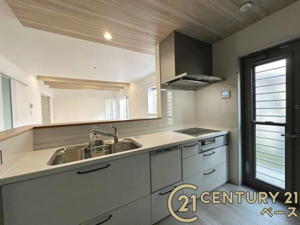 桜井市粟殿 ３号地 ／一戸建のキッチン|■現地撮影写真■収納力と使いやすさを追求したシステムキッチンです！食洗機付きで毎日の洗い物も楽々！