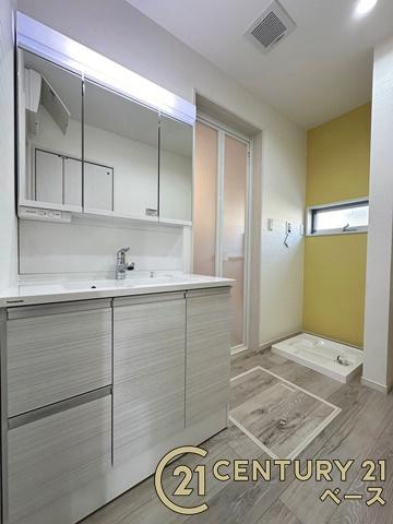 桜井市粟殿 ３号地 ／一戸建の独立洗面台|■現地撮影写真■三面鏡タイプのミラーキャビネット！収納スペースも豊富です！■