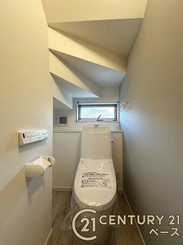 桜井市粟殿 ３号地 ／一戸建のトイレ|■現地撮影写真■ウォシュレット完備！トルネード洗浄・フチなし形状でお手入れも楽々ですね！