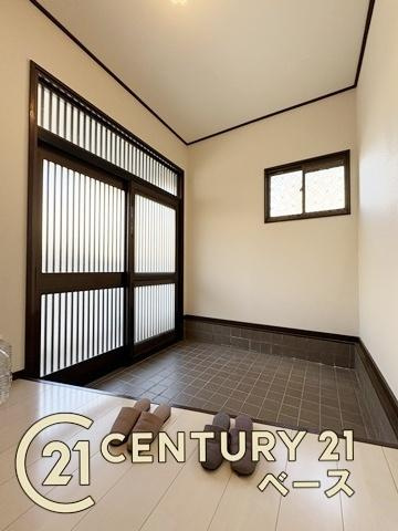 香芝市穴虫　一戸建の玄関|■現地撮影写真■すっきりとした明るい玄関が家族やお客様を迎えてくれます！
