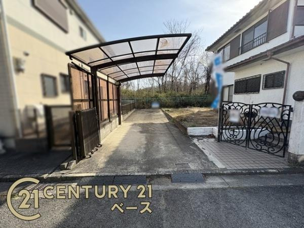 香芝市穴虫　一戸建の駐車場|■現地撮影写真■ 縦列２台駐車が可能なカーポートが設置されています。