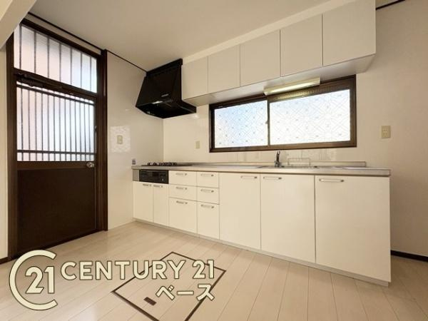 香芝市穴虫　一戸建のキッチン|■現地撮影写真■収納スペース豊富でキッチン周りもスッキリ快適！