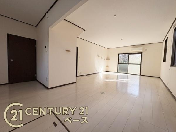 香芝市穴虫　一戸建の居間・リビング|■現地撮影写真■家族団欒も快適な広々としたリビング！