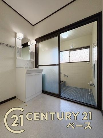 香芝市穴虫　一戸建の独立洗面台|■現地撮影写真■広々とした脱衣スペースも収納付きです！