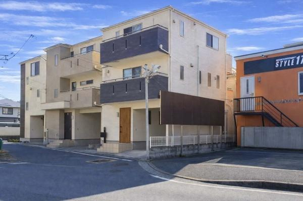 横浜市栄区中野町の中古一戸建の前面道路含む現地写真