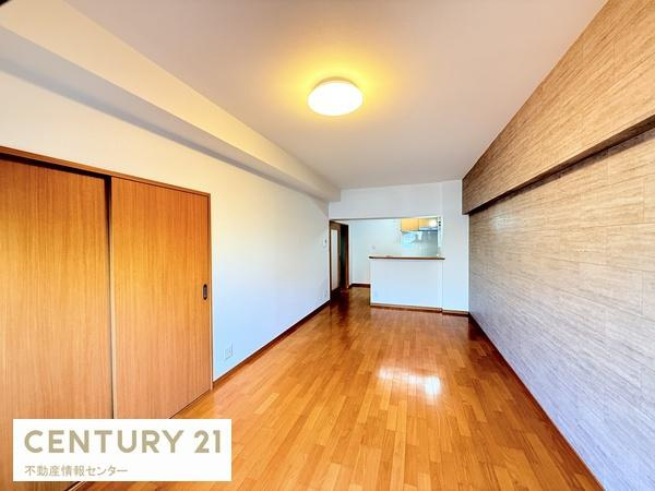 【居間・リビング】 | ドルミ新淀川１５番館 | LDK約14.0帖！14帖とは思えない程の広さがあります！室内干し用のバーもありますので、室内で洗濯も可能です！