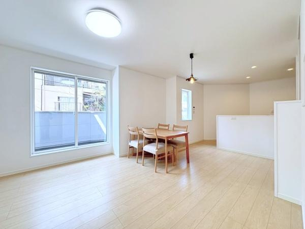 川崎市中原区井田２丁目の新築一戸建の居間・リビング