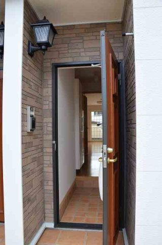 ファミール江明の玄関