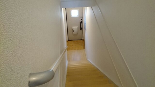 穴師台ハイツの玄関