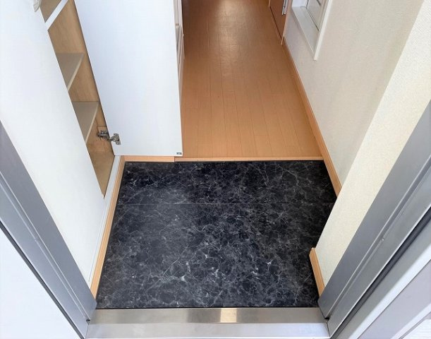 レオパレスエスト逆井の玄関