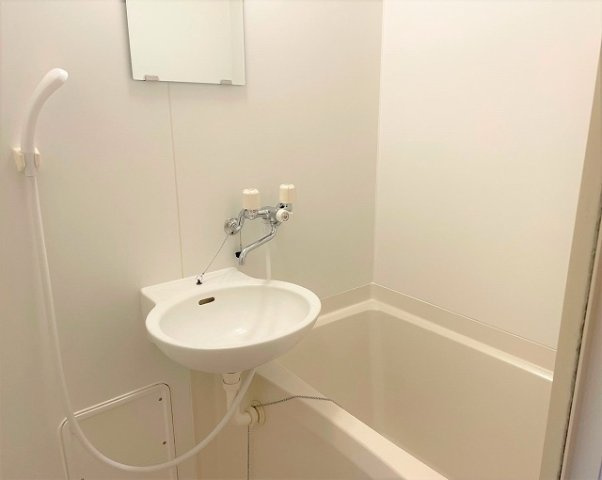 レオパレスエスト逆井の浴室