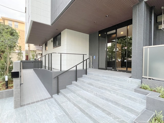 PALM　SPRINGS　光が丘のエントランス|★スロープ付きのエントランス★