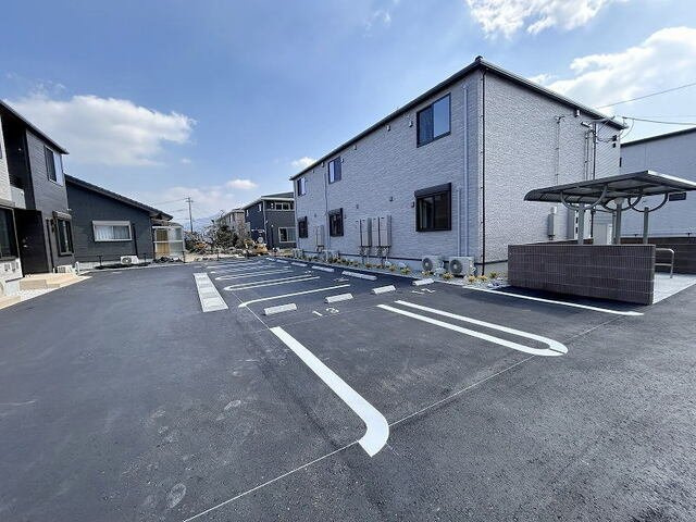 エイトリバー　Ａの駐車場|車をお持ちの方に嬉しい駐車場付きの物件です