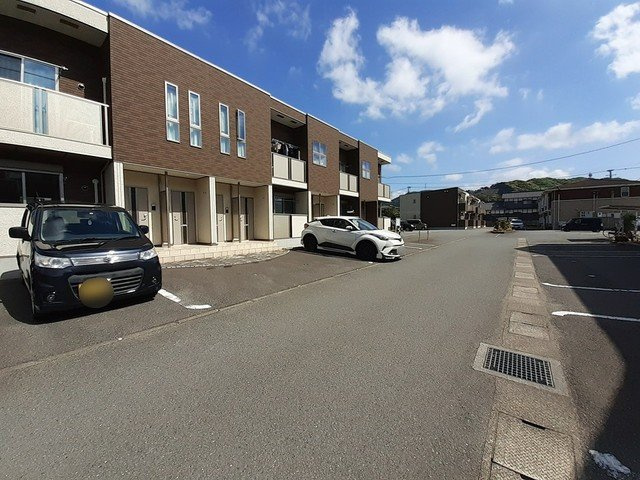 ジュネス原１番館の駐車場|駐車場があります