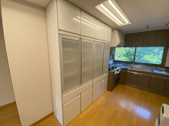 仙石高原マンションのその他|食器棚は収納力抜群です。