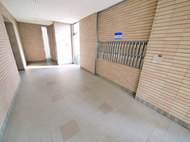 サンフークIIIのエントランス|キレイな共用部分です。