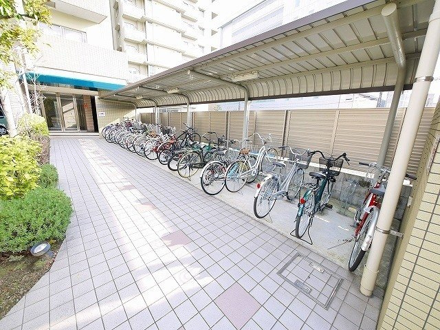 サンフークIIIのその他共用部分|ゆったりとした駐輪スペース。