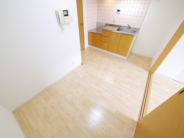 サンフークIIIの居間・リビング|お料理もし易いダイニングキッチンです。