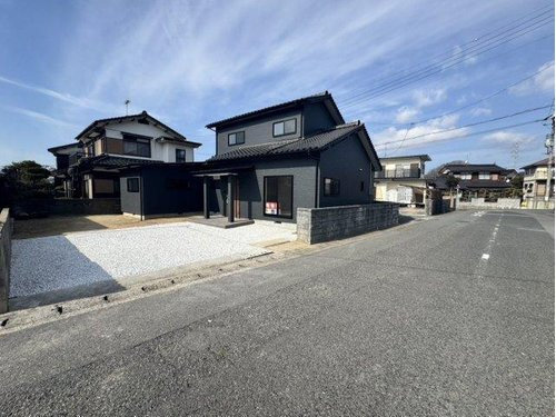【外観】 | 広い道に接した中古住宅です。