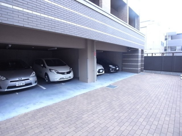 アクロス神戸住吉ステーションフロントの駐車場