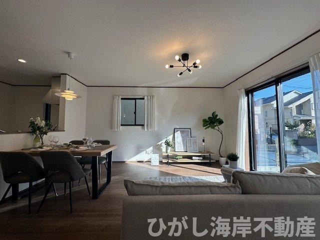藤沢市鵠沼海岸６丁目　新築戸建　全2棟の居間・リビング|17.2帖　LDK