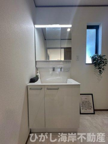 藤沢市鵠沼海岸６丁目　新築戸建　全2棟の独立洗面台|三面鏡化粧台