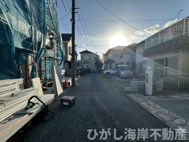 平塚市虹ケ浜　新築戸建　全2棟の前面道路含む現地写真|6月2日撮影　建築中　現地外観