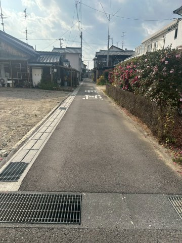 田の上1丁目　売土地の前面道路含む現地写真|北東角地のため隣地との空間を確保しやすく、光と風をたっぷり取り込める設計が可能です。