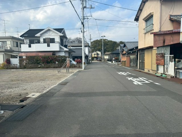 田の上1丁目　売土地の前面道路含む現地写真|東側の接道は幅員約6.4mと余裕があり、大きなお車でのすれ違いや駐車もスムーズです。角地ならではの開放感があり、前面に高い建物がないため、新しい住まいにたっぷりと光と風を取り込むことができます。