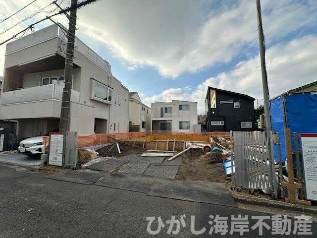 藤沢市鵠沼松が岡２丁目　新築戸建　全２棟の前面道路含む現地写真|2月12日撮影　建築中　現地外観