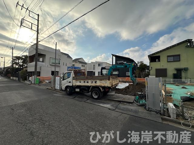 藤沢市鵠沼松が岡２丁目　新築戸建　全２棟の前面道路含む現地写真|2月12日撮影　建築中　現地外観