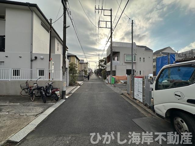 藤沢市鵠沼松が岡２丁目　新築戸建　全２棟の前面道路含む現地写真|2月12日撮影　建築中　現地外観