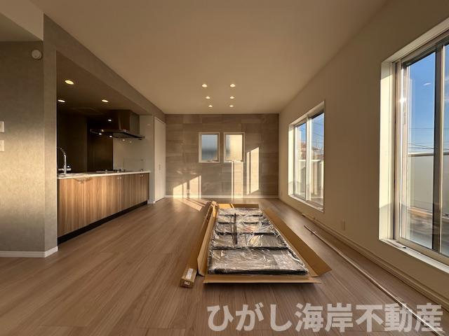 藤沢市片瀬山１丁目　新築戸建　全３棟の居間・リビング|19帖　LDK
