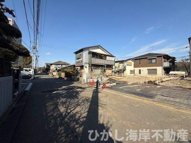 藤沢市大庭　新築戸建　全３棟の前面道路含む現地写真|3月23日撮影　建築中　現地外観