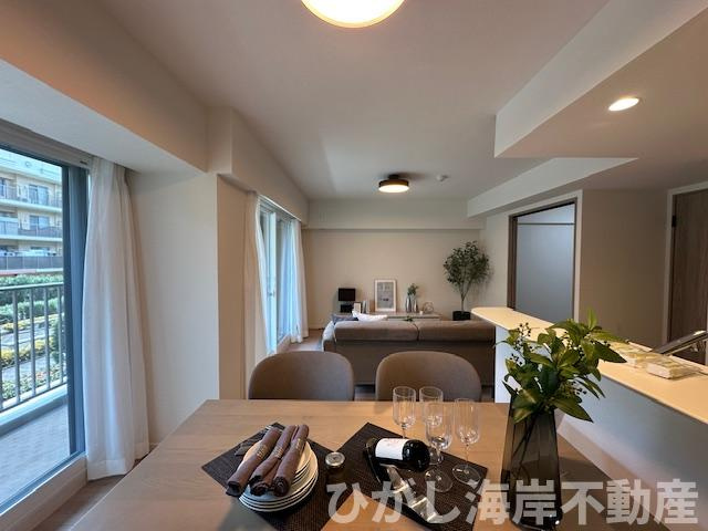 グランシティ湘南海岸Ⅱの居間・リビング|新規リフォーム完了！　15.7帖　LDK