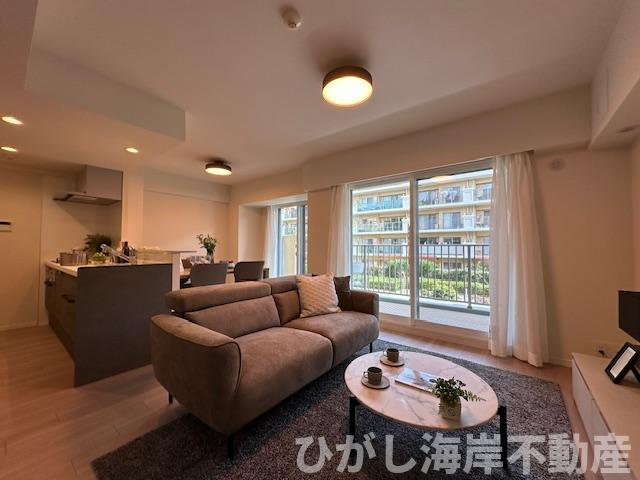 グランシティ湘南海岸Ⅱの居間・リビング|新規リフォーム完了！　15.7帖　LDK