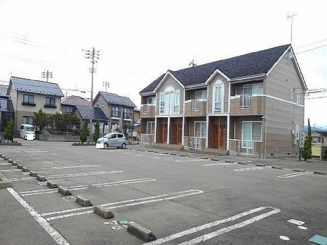 レフィナードⅠの駐車場