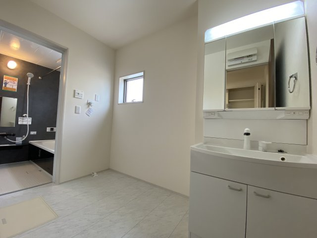 【いわき市泉町滝尻第2】　8号棟　●6号バイパスへのアクセス良好の独立洗面台|同施工◆洗面所の写真です◆　洗面台は朝をすっきりさせてくれる空間としては大切な空間です。バタバタしている忙しい朝でも収納が多い洗面台では短い時間で効率良く支度ができます。

