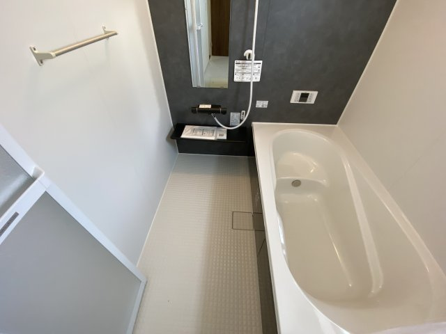 【いわき市泉町滝尻第2】　8号棟　●6号バイパスへのアクセス良好の浴室|同施工◆ユニットバスの写真です◆　毎日の疲れを癒す広々とした浴室は、足を伸ばしてゆっくりとくつろげます♪　好きな音楽を聴いたり、動画を見たり、半身浴をして　自分だけの癒し時間が楽しめますね！

