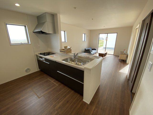 【いわき市泉町滝尻第2】　8号棟　●6号バイパスへのアクセス良好のキッチン|同施工◆キッチンの写真です◆　目の前にリビングが広がる対面キッチンを採用、キッチンからリビング全体を見渡せる子育て中のご家族にも嬉しい造りです！キッチンでお料理をお楽しみください♪
