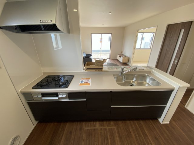 【いわき市泉町滝尻第2】　8号棟　●6号バイパスへのアクセス良好のキッチン|同施工◆リビングの写真です◆　休日はリビングで、ゆっくりとテレビ鑑賞など…楽しみが増えますね。　家族のコミュニケーションがより一層深まります。

