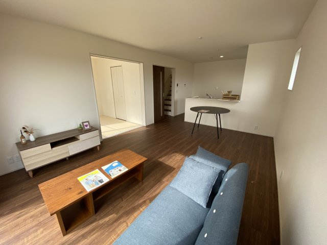 【いわき市泉町滝尻第2】　8号棟　●6号バイパスへのアクセス良好の居間・リビング|同施工　◆リビングの写真です◆　広々としたLDKに、自分好みのインテリアでレイアウト。季節ごとに模様替えなども、楽しみの一つとなりそうです♪

