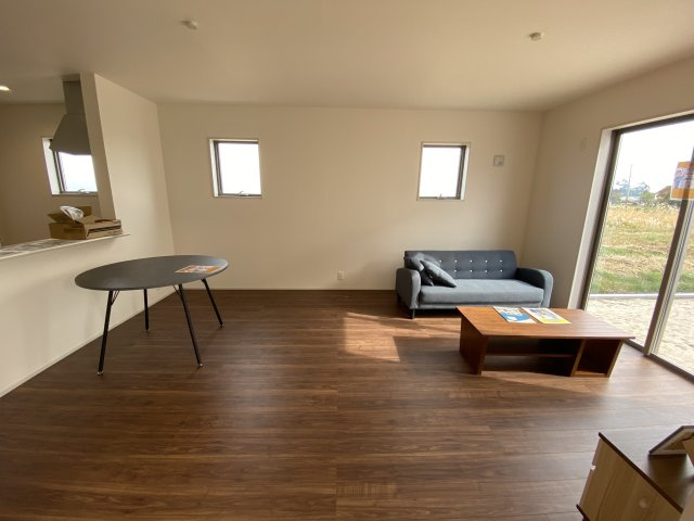 【いわき市泉町滝尻第2】　8号棟　●6号バイパスへのアクセス良好の居間・リビング|同施工　ゆったり過ごせるリビングです