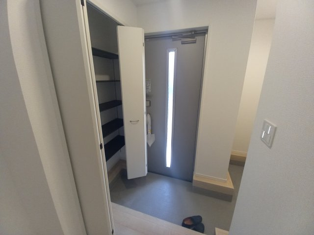 【小名浜花畑町　第3】　1号棟　◇小・中学校徒歩10分圏内◇ 　選べる豪華家電キャンペーン実施中♪の玄関|同施工　■□■玄関の写真です■□■　
シューズボックスは収納力たっぷりで、整理整頓も楽ちんですね。