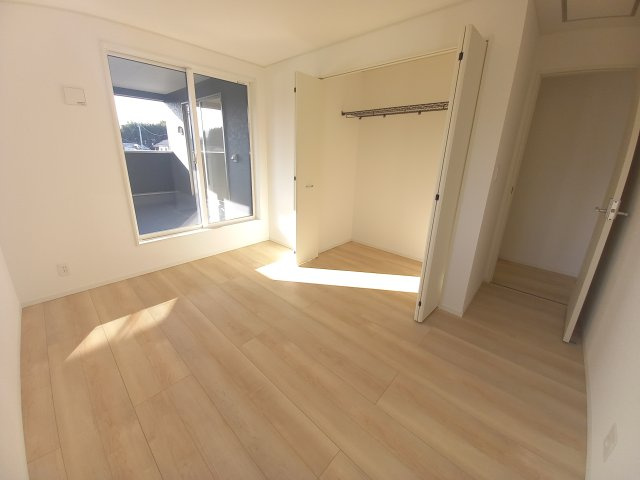 【小名浜花畑町　第3】　1号棟　◇小・中学校徒歩10分圏内◇ 　選べる豪華家電キャンペーン実施中♪の洋室|同施工　■□■居室の写真です■□■　
木の温もりがナチュラルでくつろげる空間ですね。