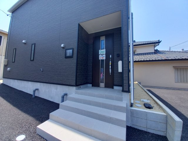 【小名浜花畑町　第3】　1号棟　◇小・中学校徒歩10分圏内◇ 　選べる豪華家電キャンペーン実施中♪の玄関|同施工　◆玄関の写真です◆
家族の帰りを待ち、訪れる方を優しく迎える。
そんな安らぎに満ちた生活空間にピッタリの玄関ですね♪（＾＾）
