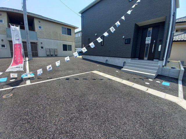 【小名浜花畑町　第3】　1号棟　◇小・中学校徒歩10分圏内◇ 　選べる豪華家電キャンペーン実施中♪の駐車場|同施工　◆カースペースの写真です◆
陽当りの良い駐車場は週末の洗車も快適です♪お車の他にも、自転車をとめられそうなスペースもございます。
