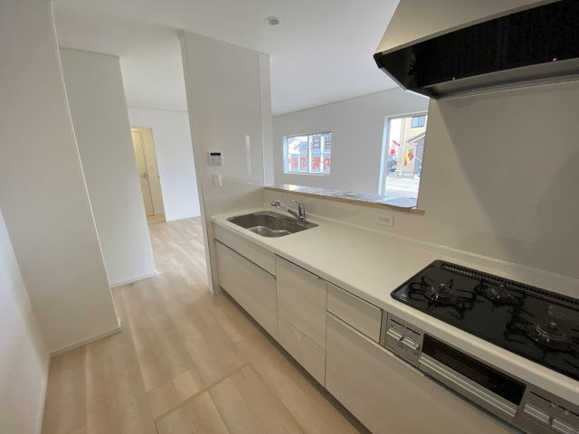 【小名浜花畑町　第3】　1号棟　◇小・中学校徒歩10分圏内◇ 　選べる豪華家電キャンペーン実施中♪のキッチン|同施工■□■キッチンの写真です■□■　対面式キッチンは、リビングの様子を見ながらお料理出来るので、小さなお子様がいらっしゃる方は、安心してお料理出来ますね。