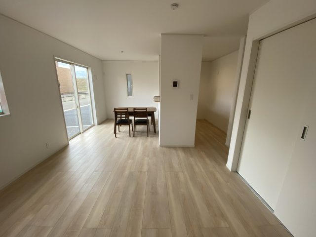 【小名浜花畑町　第3】　1号棟　◇小・中学校徒歩10分圏内◇ 　選べる豪華家電キャンペーン実施中♪の居間・リビング|同施工　■□■リビングの写真です■□■　家族団らんの時間が増えそうなリビングですね。